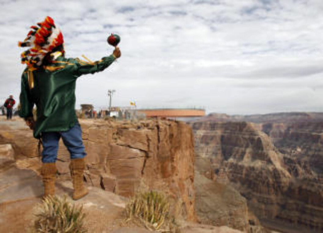 <strong>GRAND CANYON:</strong> Skywalk heter glassbrua som hulapai-indianerne har bygget rett ut i Grand Canyon West, en av de mindre besøkte stedene i Grand Canyon.
Foto: AP <strong>GRAND CANYON:</strong> Skywalk heter glassbrua som hulapai-indianerne har bygget rett ut i Grand Canyon West, en av de mindre besøkte stedene i Grand Canyon.
Foto: AP