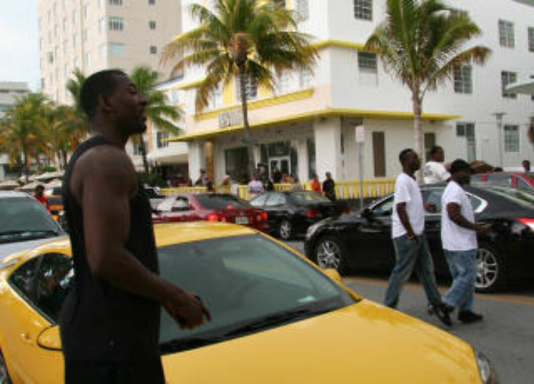 <strong>MIAMI:</strong> South Beachs 800 Art Deco bygninger på Ocean Drive er bakgrunn for Miamis mange festivaler, som her hip-hop festivalen i mai.
Foto: Kirsten M. Buzzi <strong>MIAMI:</strong> South Beachs 800 Art Deco bygninger på Ocean Drive er bakgrunn for Miamis mange festivaler, som her hip-hop festivalen i mai.
Foto: Kirsten M. Buzzi