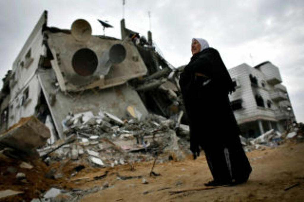 ØDELEGGELSER: En palestinsk kvinne går forbi ødelagte bygninger nord på Gazastripen, dagen etter at den 22 dager lange israelske offensiven var over. Foto: REUTERS/Jerry Lampen/SCANPIX ØDELEGGELSER: En palestinsk kvinne går forbi ødelagte bygninger nord på Gazastripen, dagen etter at den 22 dager lange israelske offensiven var over. Foto: REUTERS/Jerry Lampen/SCANPIX