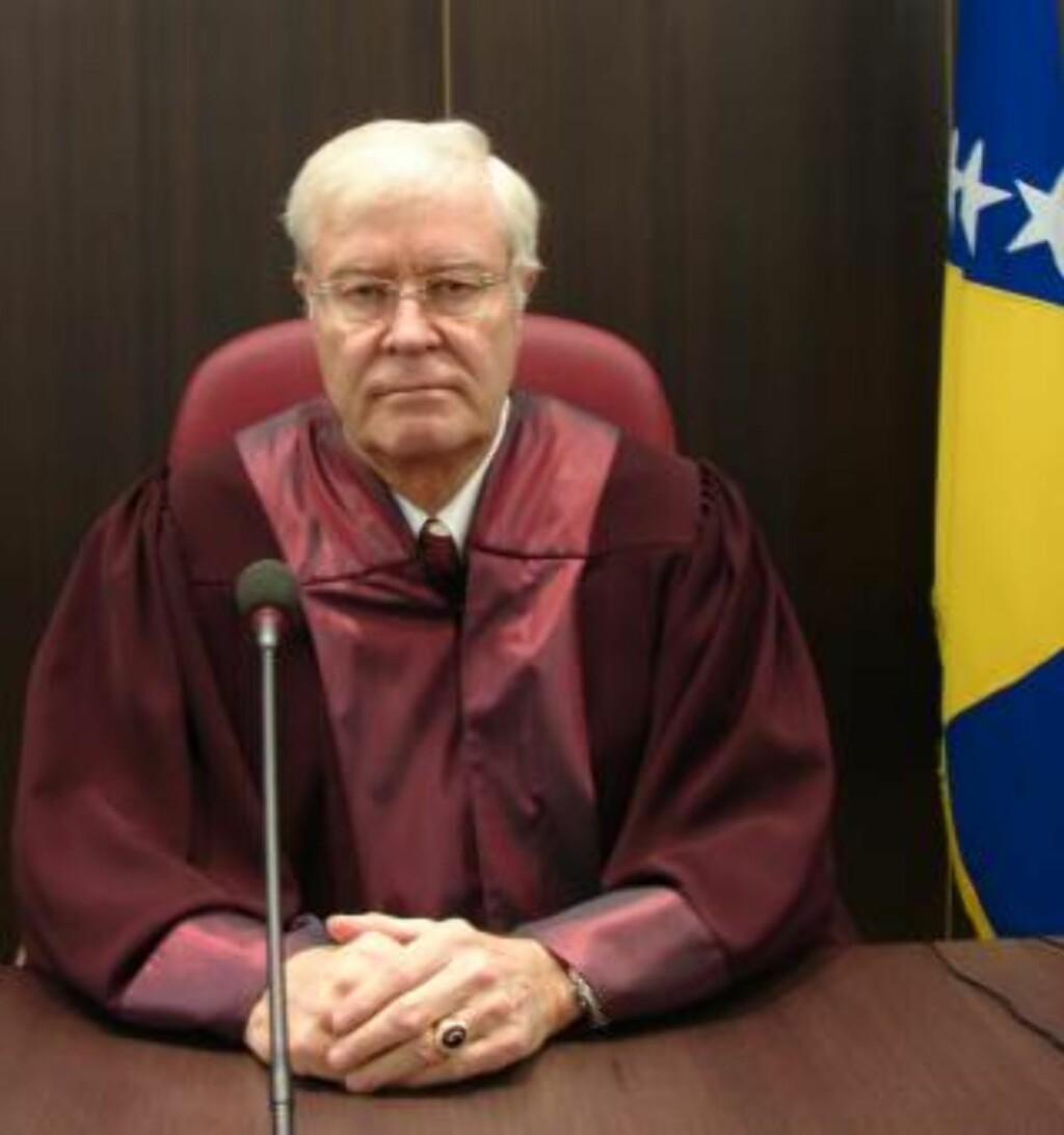 INTERNASJONAL DOMMER: Finn Lynghjem har blant annet vært dommer ved ankedomstolen for krigsforbrytelser i Bosnia og Hercegovina. Foto: PRIVAT INTERNASJONAL DOMMER: Finn Lynghjem har blant annet vært dommer ved ankedomstolen for krigsforbrytelser i Bosnia og Hercegovina. Foto: PRIVAT