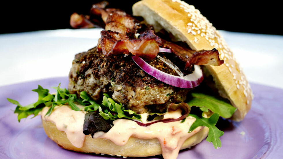 Lage En Burger På Grillen