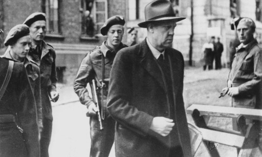 Oslo fredsdagene mai 1945. Frigjøringen. Vidkun Quisling ble arrestert 9. mai. På bildet er han på vei fra et forhør, omgitt av bevæpnede vakter.
Erling Lorentzen nr. 2 fra venstre ??
Foto: Aftenposten Oslo fredsdagene mai 1945. Frigjøringen. Vidkun Quisling ble arrestert 9. mai. På bildet er han på vei fra et forhør, omgitt av bevæpnede vakter.
Erling Lorentzen nr. 2 fra venstre ??
Foto: Aftenposten