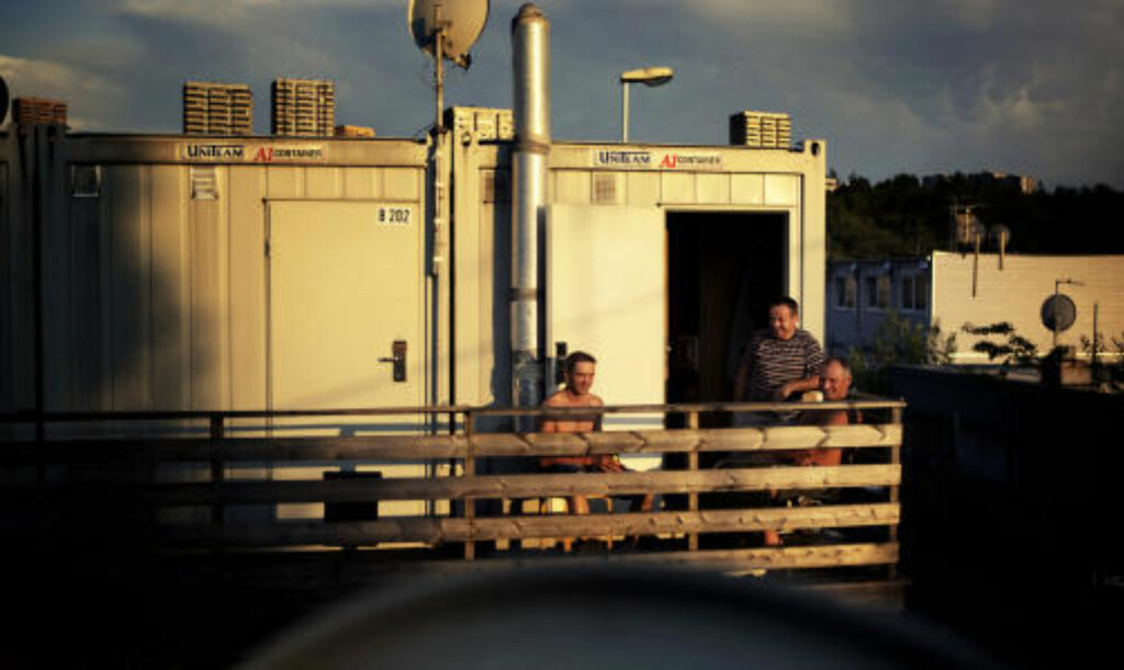 TRANGE BOFORHOLD: Jaroslaw Fras (t.v), Piotr Wawrzyniak (stående) og Tomasz Seeraszew nyter kveldssola i brakkebyen i Oslo. Foto: Lars Lindqvist TRANGE BOFORHOLD: Jaroslaw Fras (t.v), Piotr Wawrzyniak (stående) og Tomasz Seeraszew nyter kveldssola i brakkebyen i Oslo. Foto: Lars Lindqvist