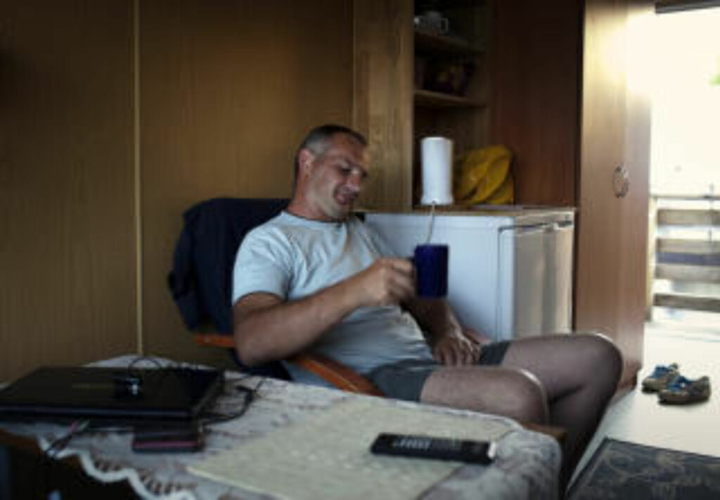 ET ÅR I BRAKKE: Tomasz Seeraszewica fra Polen har bodd i brakkebyen i et år. Foto: Lars Lindqvist ET ÅR I BRAKKE: Tomasz Seeraszewica fra Polen har bodd i brakkebyen i et år. Foto: Lars Lindqvist