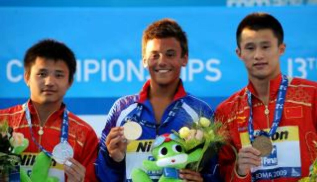 VERDENSMESTER:Bo Qium Thomas Daley og Luxin Zhou poserer på podiet etter konkurransen i Roma. Foto: EPA/KERIM OKTEN VERDENSMESTER:Bo Qium Thomas Daley og Luxin Zhou poserer på podiet etter konkurransen i Roma. Foto: EPA/KERIM OKTEN