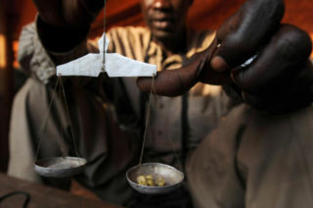 VERDT SIN VEKT I GULL: En handelsmann veier opp gull på et marked 25 km nord for Bunia. 90 prosent av gullet som hentes ut i området smugles over grensen, og finansierer den grufulle borgerkrigen i landet. Foto: AFP PHOTO / LIONEL HEALING /Scanpix VERDT SIN VEKT I GULL: En handelsmann veier opp gull på et marked 25 km nord for Bunia. 90 prosent av gullet som hentes ut i området smugles over grensen, og finansierer den grufulle borgerkrigen i landet. Foto: AFP PHOTO / LIONEL HEALING /Scanpix