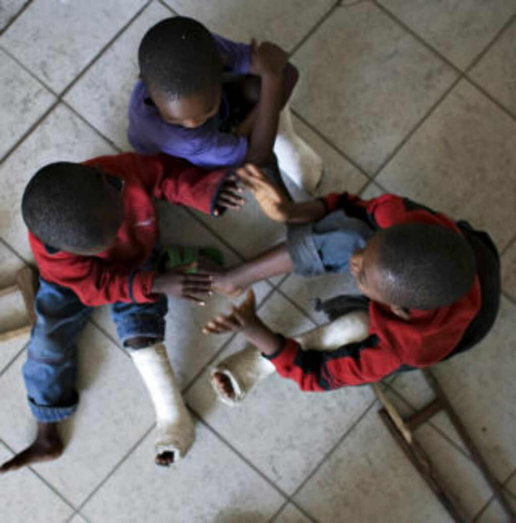 OFRENE: Tre unge krigsofre sitter i en gang på et sykehus i Goma i Kongo. Hvorvidt de er rammet av Bouts våpen er ikke kjent, men russeren har bidratt med våpen til den blodige borgerkrigen som fortsatt pågår. Foto: REUTERS/Finbarr O'Reilly/Scanpix OFRENE: Tre unge krigsofre sitter i en gang på et sykehus i Goma i Kongo. Hvorvidt de er rammet av Bouts våpen er ikke kjent, men russeren har bidratt med våpen til den blodige borgerkrigen som fortsatt pågår. Foto: REUTERS/Finbarr O'Reilly/Scanpix