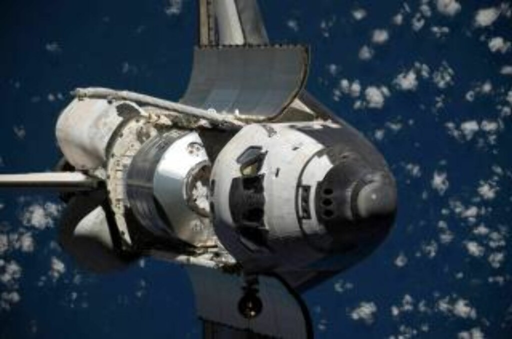 PÅ EN SNURR: Discovery under den såkalte rendezvous pitch maneuver-en utenfor ISS. Romferja snurret 360 grader rundt slik at ISS-astronauter kunne fotografere skroget på jakt etter skader. Foto: Scanpix/EPA/NASA PÅ EN SNURR: Discovery under den såkalte rendezvous pitch maneuver-en utenfor ISS. Romferja snurret 360 grader rundt slik at ISS-astronauter kunne fotografere skroget på jakt etter skader. Foto: Scanpix/EPA/NASA
