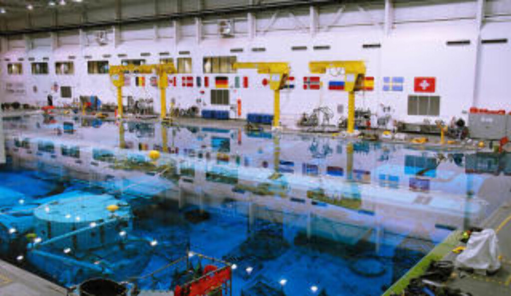 «VEKTLØS» PÅ JORDA: Bassenget, kalt Neutral Buoyancy Laboratory (NBL) inneholder 23,5 millioner liter vann og tro kopier av deler på ISS og romferja. Foto: GEIR BARSTEIN/DAGBLADET «VEKTLØS» PÅ JORDA: Bassenget, kalt Neutral Buoyancy Laboratory (NBL) inneholder 23,5 millioner liter vann og tro kopier av deler på ISS og romferja. Foto: GEIR BARSTEIN/DAGBLADET