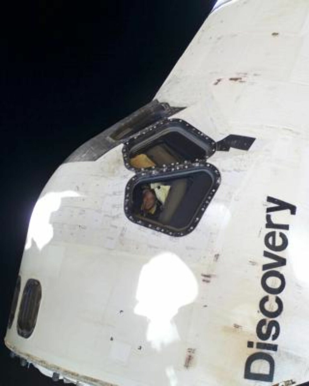 TITTEI: Kommandør om bord romferja Discovery, Rick Sturckow, ble fotografert under romvandringa i forgårs. Foto: Scanpix/REUTERS/NASA/ TITTEI: Kommandør om bord romferja Discovery, Rick Sturckow, ble fotografert under romvandringa i forgårs. Foto: Scanpix/REUTERS/NASA/
