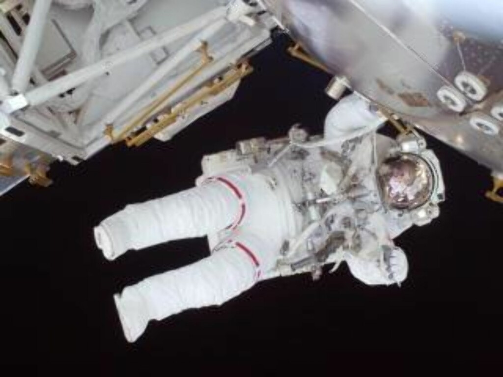 LUFTIG: Nicole Stott gikk opp med Discovery, men kommer ned med Atlantis. Stott byttet plass med Tim Kopra om bord ISS. Her er hun avbildet under turens første romvandring. Foto: NASA LUFTIG: Nicole Stott gikk opp med Discovery, men kommer ned med Atlantis. Stott byttet plass med Tim Kopra om bord ISS. Her er hun avbildet under turens første romvandring. Foto: NASA