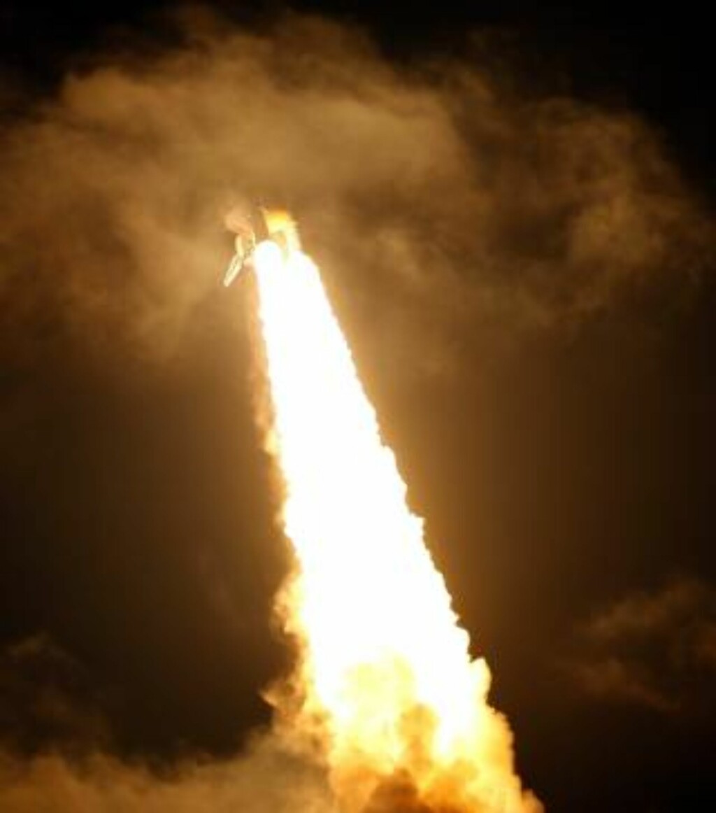 ILDKULE: Den spektakulære nattoppskytingen av Discovery, sett fra Kennedy Space Center i Florida. Foto: Scanpix/EPA/GARY I ROTHSTEIN ILDKULE: Den spektakulære nattoppskytingen av Discovery, sett fra Kennedy Space Center i Florida. Foto: Scanpix/EPA/GARY I ROTHSTEIN