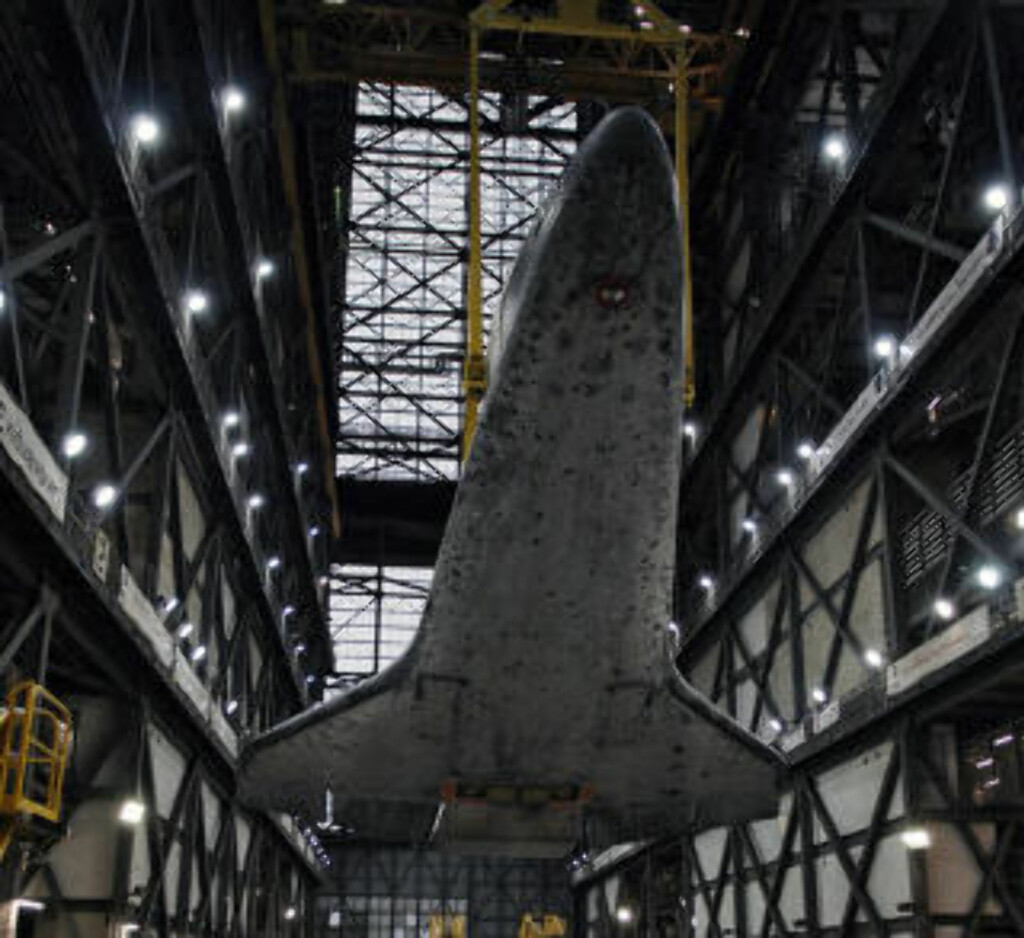 I EN TYNN TRÅD: Romferja Discovery inne i Vehicle Assembly Building på KSC i Florida. Foto: NASA I EN TYNN TRÅD: Romferja Discovery inne i Vehicle Assembly Building på KSC i Florida. Foto: NASA
