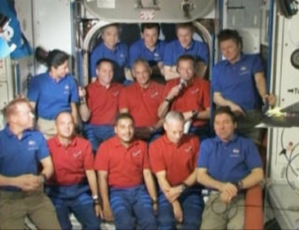 PRESSEKONFERANSE: Dagbladet snakket med Fuglesang, som holder mikrofonen på bildet. Discovery-astronautene er kledd i rødt, ISS-astronautene i blått.Foto: NASA PRESSEKONFERANSE: Dagbladet snakket med Fuglesang, som holder mikrofonen på bildet. Discovery-astronautene er kledd i rødt, ISS-astronautene i blått.Foto: NASA