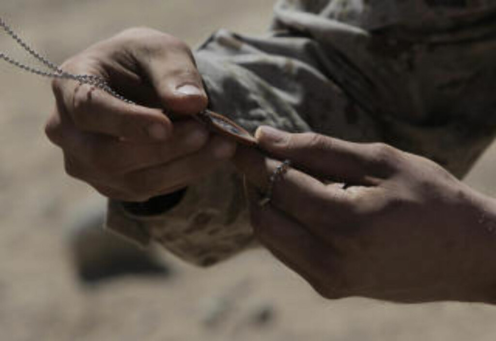 MINNE: En medsoldat tar et siste blikk på Bernards identitetsmerke, også kjent som dog-tag. MINNE: En medsoldat tar et siste blikk på Bernards identitetsmerke, også kjent som dog-tag.