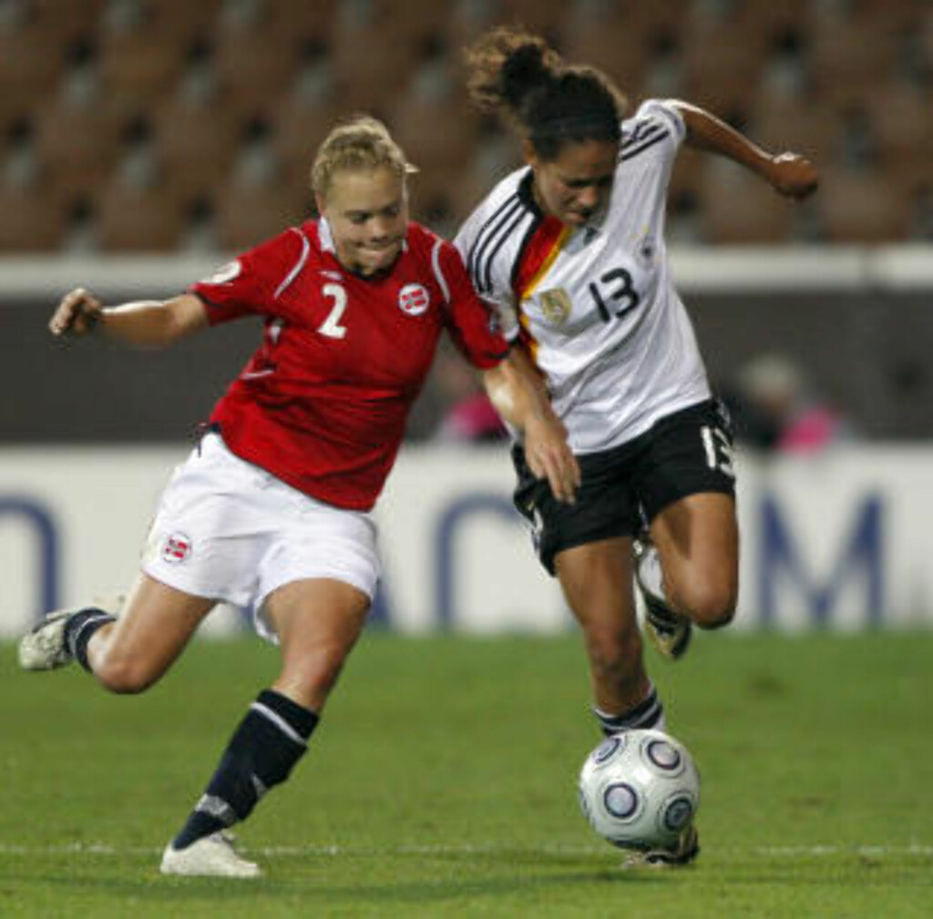 SCORET: Innbytter Mbabi satte inn 2-1 for Tyskland. Her i duell med Toril H. Akerhaugen. Foto: Matthias Scrader / AP. SCORET: Innbytter Mbabi satte inn 2-1 for Tyskland. Her i duell med Toril H. Akerhaugen. Foto: Matthias Scrader / AP.