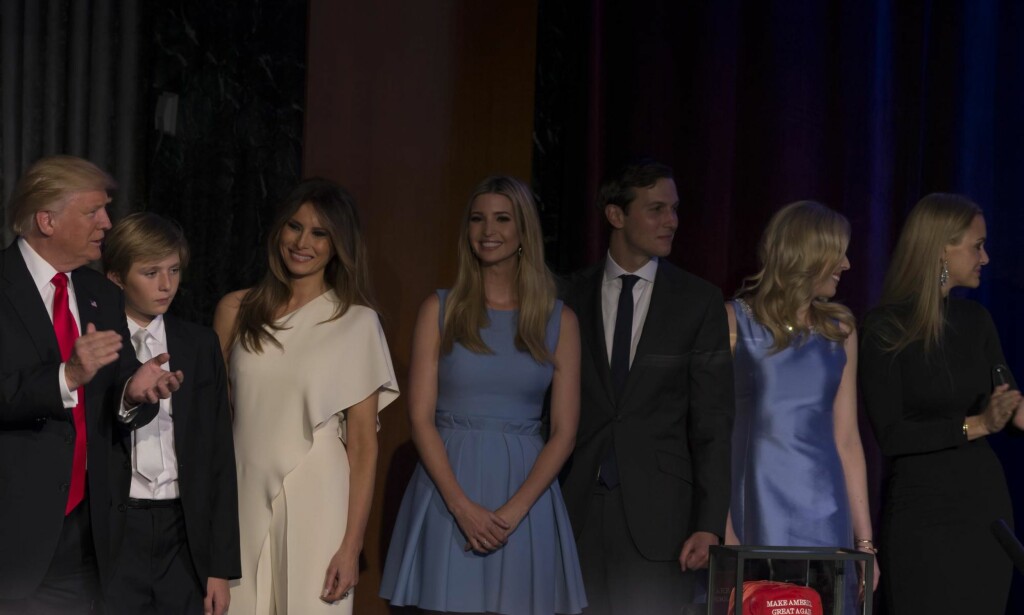 NY ÆRA: Donald Trump med familien etter at det var klart at Donald blir den 45. presidenten i USA, en ny æra kan være startet.
FOTO: NTB SCANPIX NY ÆRA: Donald Trump med familien etter at det var klart at Donald blir den 45. presidenten i USA, en ny æra kan være startet.
FOTO: NTB SCANPIX