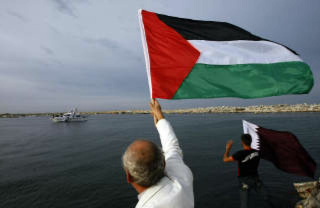 TAS VEL I MOT: Beboere i Gaza ønsker «Dignity» velkommen. Foto: Mahmud Hams/AFP/Scanpix TAS VEL I MOT: Beboere i Gaza ønsker «Dignity» velkommen. Foto: Mahmud Hams/AFP/Scanpix