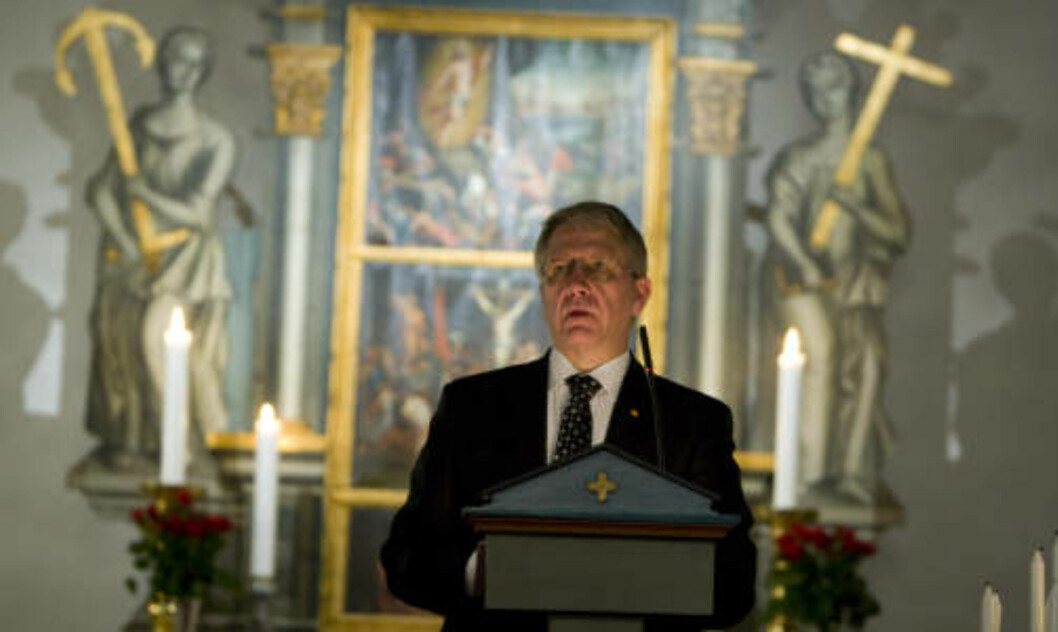 <strong>MARKERING I KIRKEN:</strong> Vegdirektør Terje Moe Gustavsen talte søndag til pårørende og representanter fra brannvesenet, utrykningspolitiet, helsepersonell og ambulansetjenesten under en minnegudstjeneste for trafikkofre i Skjee kirke. Gudstjenesten ble holdt etter minnemarkeringen - Lys til ettertanke -. Foto: Heiko Junge / SCANPIX <strong>MARKERING I KIRKEN:</strong> Vegdirektør Terje Moe Gustavsen talte søndag til pårørende og representanter fra brannvesenet, utrykningspolitiet, helsepersonell og ambulansetjenesten under en minnegudstjeneste for trafikkofre i Skjee kirke. Gudstjenesten ble holdt etter minnemarkeringen - Lys til ettertanke -. Foto: Heiko Junge / SCANPIX