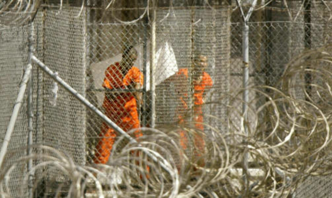 <strong>LENGTER UT:</strong> En Guantanamo-fange titter lengselsfullt mot fotografen. Foto: Kevin Lamarque/AFP/Scanpix <strong>LENGTER UT:</strong> En Guantanamo-fange titter lengselsfullt mot fotografen. Foto: Kevin Lamarque/AFP/Scanpix