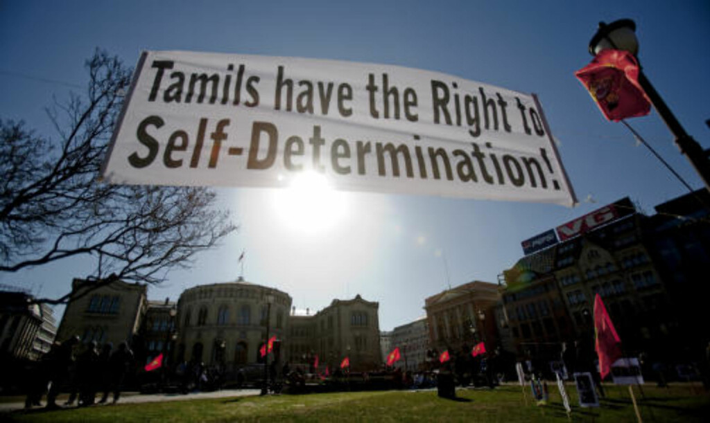 DEMONSTRERTE:
Norsktamiler demonstrerte også lørdag utenfor Stortinget med krav om våpenhvile på Sri Lanka.
Foto: Stian Lysberg Solum / SCANPIX DEMONSTRERTE:
Norsktamiler demonstrerte også lørdag utenfor Stortinget med krav om våpenhvile på Sri Lanka.
Foto: Stian Lysberg Solum / SCANPIX