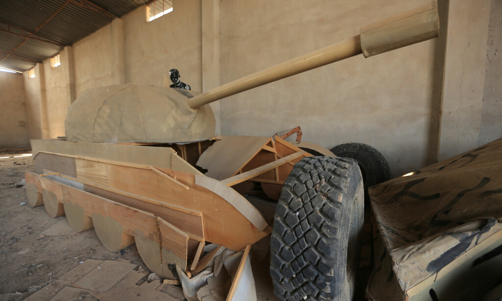 JUKSETANKS: Her er en av de halvferdige juksetanksnene irakiske styrker har funnet under fremrykkingen til Mosul. Det er også funnet fem replikaer av feltvognen Humvee. Foto: REUTERS/Ari Jalal JUKSETANKS: Her er en av de halvferdige juksetanksnene irakiske styrker har funnet under fremrykkingen til Mosul. Det er også funnet fem replikaer av feltvognen Humvee. Foto: REUTERS/Ari Jalal