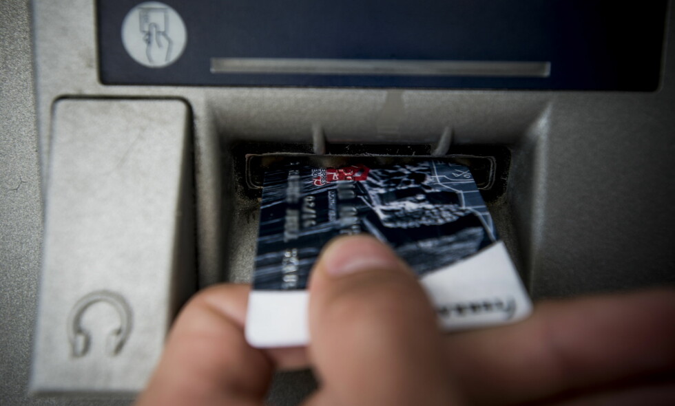 - PASS PÅ KORTET: I mange tilfeller får svindlerne tilgang på den eldres betalingskort og pinkode. Dermed kan de ta ut store beløp i minibank. Foto: Thomas Rasmus Skaug / Dagbladet - PASS PÅ KORTET: I mange tilfeller får svindlerne tilgang på den eldres betalingskort og pinkode. Dermed kan de ta ut store beløp i minibank. Foto: Thomas Rasmus Skaug / Dagbladet