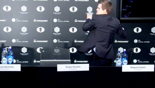 Plutselig raser Carlsen ut av salen: - Vis respekt Plutselig raser Carlsen ut av salen: - Vis respekt