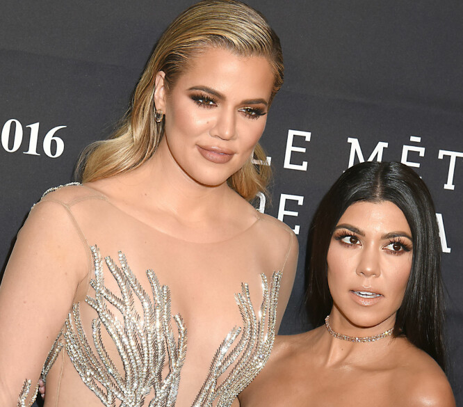 STILTE OPP UTEN KIM: Khloé og Kourtney Kardahsian på en middag til ære for deres far Robert Kardashian i New York mandag. Kim Kardashian skulle være med, men dro isteden rett til Los Angeles og Kanye Wests sykeseng. Foto: Scanpix STILTE OPP UTEN KIM: Khloé og Kourtney Kardahsian på en middag til ære for deres far Robert Kardashian i New York mandag. Kim Kardashian skulle være med, men dro isteden rett til Los Angeles og Kanye Wests sykeseng. Foto: Scanpix
