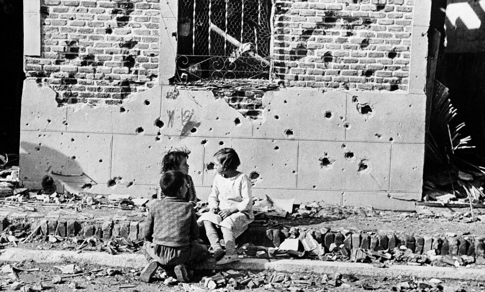 80 ÅR SIDEN: Tre barn sitter utenfor en bygning full av kulehull, i Madrid 17. desember 1936. I år er det 80 år siden den spanske borgerkrigen brøt ut.
Foto: NTB SCANPIX 80 ÅR SIDEN: Tre barn sitter utenfor en bygning full av kulehull, i Madrid 17. desember 1936. I år er det 80 år siden den spanske borgerkrigen brøt ut.
Foto: NTB SCANPIX
