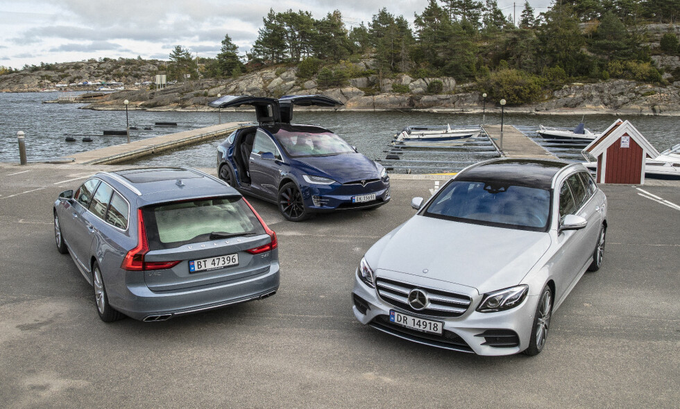 TRE FAVORITTER I KAMP: Volvo V90 (fra venstre) seiler opp som den nye siklebilen for mange. Hvordan klarer den seg i test mot Tesla Model X P90D og Mercedes-Benz E220T D? Ekspertene i Autofil har testet alle tre mot hverandre - og kåret en verdig vinner. Foto: Morten Eik TRE FAVORITTER I KAMP: Volvo V90 (fra venstre) seiler opp som den nye siklebilen for mange. Hvordan klarer den seg i test mot Tesla Model X P90D og Mercedes-Benz E220T D? Ekspertene i Autofil har testet alle tre mot hverandre - og kåret en verdig vinner. Foto: Morten Eik