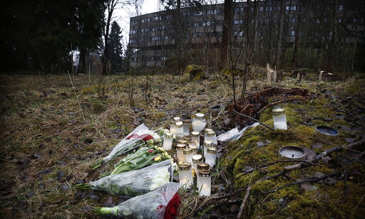 Blomster på stedet hvor de siktede ble pågrepet med liket. Foto: Jacques Hvistendahl / Dagbladet Blomster på stedet hvor de siktede ble pågrepet med liket. Foto: Jacques Hvistendahl / Dagbladet