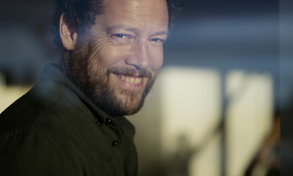VIRKELIG: Joachim Førsund skriver lavmælt og lett om noe tungt i «Ildverket», som i deler er basert på en virkelig persons opplevelser. Foto: OKTOBER / AGNETE BRUN VIRKELIG: Joachim Førsund skriver lavmælt og lett om noe tungt i «Ildverket», som i deler er basert på en virkelig persons opplevelser. Foto: OKTOBER / AGNETE BRUN