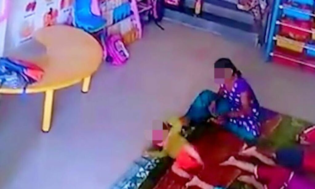image: NB! Sterke bilder: Her blir den ni måneder gamle babyen kastet rundt og slått i en barnehage i India