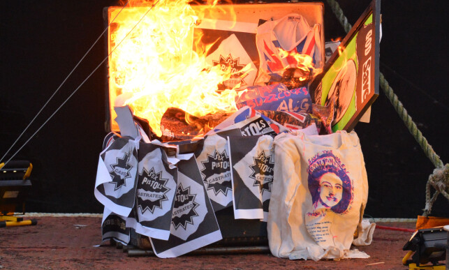 OPP I FLAMMER: Blant arvegodset som ble ofret til flammene var klær tilhørende bandmedlem John Lydon (Johnny Rotten), sjeldne plakater og musikalske liveopptak. Foto: NTB Scanpix OPP I FLAMMER: Blant arvegodset som ble ofret til flammene var klær tilhørende bandmedlem John Lydon (Johnny Rotten), sjeldne plakater og musikalske liveopptak. Foto: NTB Scanpix