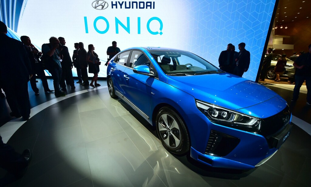 ÅRETS BIL 2017: Juryen har kåret Hyundai Ioniq til Årets Bil 2017. Juryen legger blant annet sin elsk på at den <span style="background-color: initial;">kommer i </span><span style="background-color: initial;">tre forskjellige utgaver:
</span><span style="background-color: initial;">Som hybrid, ladbar hybrid </span><span style="background-color: initial;">og ren elbil. Et konsept </span><span style="background-color: initial;">som treffer veldig godt her </span><span style="background-color: initial;">hjemme på berget. Foto: Frederic J. Brown / AFP / NTB Scanpix</span> ÅRETS BIL 2017: Juryen har kåret Hyundai Ioniq til Årets Bil 2017. Juryen legger blant annet sin elsk på at den <span style="background-color: initial;">kommer i </span><span style="background-color: initial;">tre forskjellige utgaver:
</span><span style="background-color: initial;">Som hybrid, ladbar hybrid </span><span style="background-color: initial;">og ren elbil. Et konsept </span><span style="background-color: initial;">som treffer veldig godt her </span><span style="background-color: initial;">hjemme på berget. Foto: Frederic J. Brown / AFP / NTB Scanpix</span>