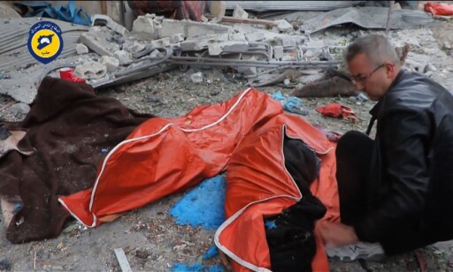 DREPT PÅ FLUKT: Minst 26 mennesker ble drept da de forsøkte å flykte fra Øst-Aleppo i går tidlig. Nå frykter både FN og Frankrike enda verre massakrer. Foto: Afp / Syrian Civil Defence / Scanpix DREPT PÅ FLUKT: Minst 26 mennesker ble drept da de forsøkte å flykte fra Øst-Aleppo i går tidlig. Nå frykter både FN og Frankrike enda verre massakrer. Foto: Afp / Syrian Civil Defence / Scanpix 