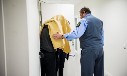 BLE PÅGREPET: Mannen som ble pågrepet på stedet 14. august, ble i går dømt til ti års fengsel for drapsforsøk, grov mishandel og ulovlige trusler. Bildet er tatt i forbindelse med rettssaken, som startet i oktober. Foto: Aftonbladet / IBL Bildbyrå BLE PÅGREPET: Mannen som ble pågrepet på stedet 14. august, ble i går dømt til ti års fengsel for drapsforsøk, grov mishandel og ulovlige trusler. Bildet er tatt i forbindelse med rettssaken, som startet i oktober. Foto: Aftonbladet / IBL Bildbyrå