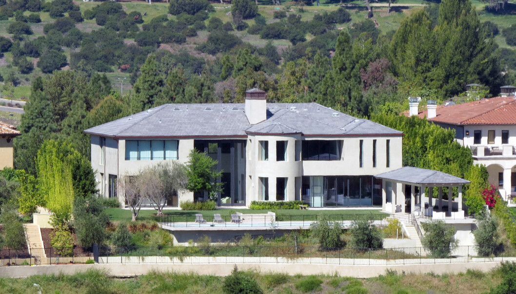 HJEMME IGJEN: Etter ni dager på sykehus skal Kanye og Kim være hjemme igjen i deres nyoppussede Bel Air- hjem i Los Angeles. Foto: Splash News HJEMME IGJEN: Etter ni dager på sykehus skal Kanye og Kim være hjemme igjen i deres nyoppussede Bel Air- hjem i Los Angeles. Foto: Splash News