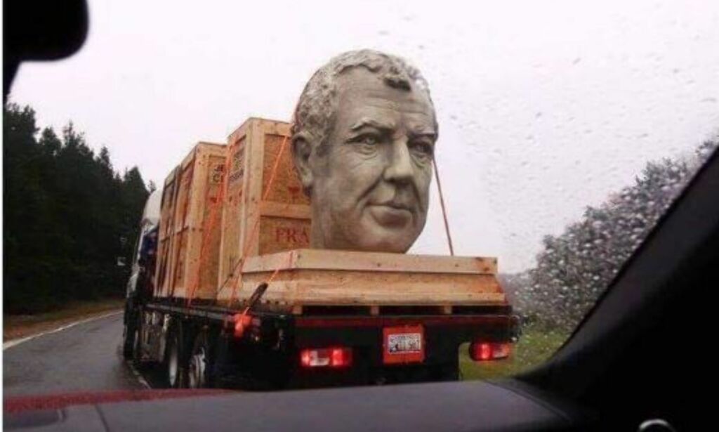image: Gigantisk Jeremy Clarkson-hode fraktes rundt på veiene