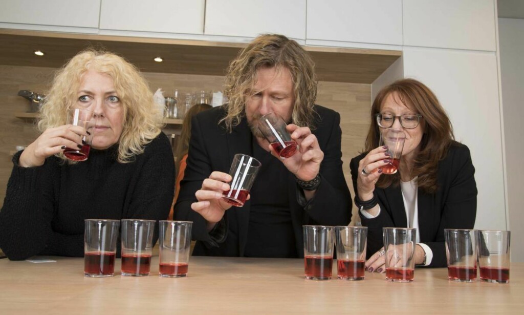 SMAKSTEST AV JULEBRUS: Gro Hære, Thomas Hoff og Susanne Grübe har, sammen med Dagbladets matjournalist, vurdert ti julebrus; fem med og fem uten sukker. SMAKSTEST AV JULEBRUS: Gro Hære, Thomas Hoff og Susanne Grübe har, sammen med Dagbladets matjournalist, vurdert ti julebrus; fem med og fem uten sukker. 