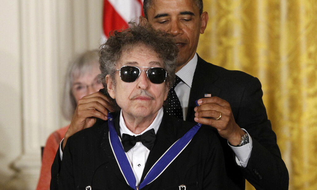 DET HVITE HUS: For fire år siden fikk Bob Dylan MusiCare-prisen av president Obama. Lørdag får han Nobelprisen i Stockholm. Han kommer ikke selv, men har sendt en tale som skal leses opp av Horace Engdahl. DET HVITE HUS: For fire år siden fikk Bob Dylan MusiCare-prisen av president Obama. Lørdag får han Nobelprisen i Stockholm. Han kommer ikke selv, men har sendt en tale som skal leses opp av Horace Engdahl.