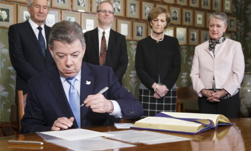SIGNERTE: Colombias president Juan Manuel Santos signerte i går gjesteboka på Nobelinstituttet. Bak står den norske Nobelkomite f.v.: Thorbjørn Jagland, Henrik Syse, Inger Marie Ytterhorn og Berit Reiss Andersen. Foto: Heiko Junge / NTB scanpix SIGNERTE: Colombias president Juan Manuel Santos signerte i går gjesteboka på Nobelinstituttet. Bak står den norske Nobelkomite f.v.: Thorbjørn Jagland, Henrik Syse, Inger Marie Ytterhorn og Berit Reiss Andersen. Foto: Heiko Junge / NTB scanpix