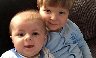 SØSKEN: Brødrene Archie Joe Darby (4 mnd) og Daniel-Jay Darby (2) ble angrepet av familiehunden. Archie døde av skadene. Foto: REX / Shutterstock/ NTB scanpix SØSKEN: Brødrene Archie Joe Darby (4 mnd) og Daniel-Jay Darby (2) ble angrepet av familiehunden. Archie døde av skadene. Foto: REX / Shutterstock/ NTB scanpix