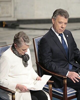 NESTLEDER: Nestleder av nobelkomiteen, Berit Reiss-Andersen, her sammen med president Juan Manuel Santos under utdelingen av Nobels fredspris i Oslo Rådhus. Foto: Lise Åserud / NTB scanpix NESTLEDER: Nestleder av nobelkomiteen, Berit Reiss-Andersen, her sammen med president Juan Manuel Santos under utdelingen av Nobels fredspris i Oslo Rådhus. Foto: Lise Åserud / NTB scanpix