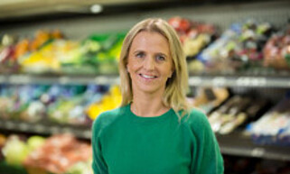 BEKREFTER PRISKRIG: I fjor førte den knalltøffe priskrigen til at butikkene gikk med tap i hundremillionersklassen. Kristine Aakvaag Arvin i Kiwi, sier at julehandelen er viktig for dagligvarekjeden. Foto: Kiwi BEKREFTER PRISKRIG: I fjor førte den knalltøffe priskrigen til at butikkene gikk med tap i hundremillionersklassen. Kristine Aakvaag Arvin i Kiwi, sier at julehandelen er viktig for dagligvarekjeden. Foto: Kiwi