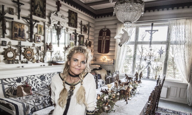 DØD DUE: At den utstoppede duen henger over spisebordet henger sammen med de gamle stillebenene, hvor de ofte hadde dødt vilt sammen med frukt, forklarer Werp. FOTO: Hans Arne Vedlog / Dagbladet DØD DUE: At den utstoppede duen henger over spisebordet henger sammen med de gamle stillebenene, hvor de ofte hadde dødt vilt sammen med frukt, forklarer Werp. FOTO: Hans Arne Vedlog / Dagbladet