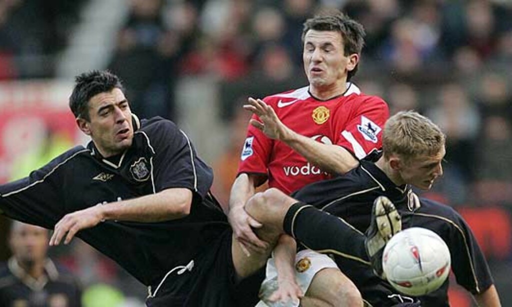 SANDWICH: United-unggutten David Jones får kjørt seg i duell med Steve Flack (tv) og Dean Moxey. Foto: REUTERS SANDWICH: United-unggutten David Jones får kjørt seg i duell med Steve Flack (tv) og Dean Moxey. Foto: REUTERS