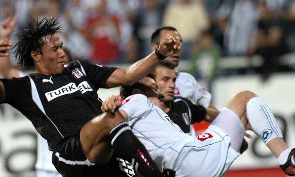 UTE: Besiktas-trener Çalimbay er ikke blid på John Carew etter spytteepisoden - og vraker nordmannen til helgas kamp. Dette skriver tyrkiske aviser. Foto: Gorm Kallestad/Scanpix UTE: Besiktas-trener Çalimbay er ikke blid på John Carew etter spytteepisoden - og vraker nordmannen til helgas kamp. Dette skriver tyrkiske aviser. Foto: Gorm Kallestad/Scanpix
