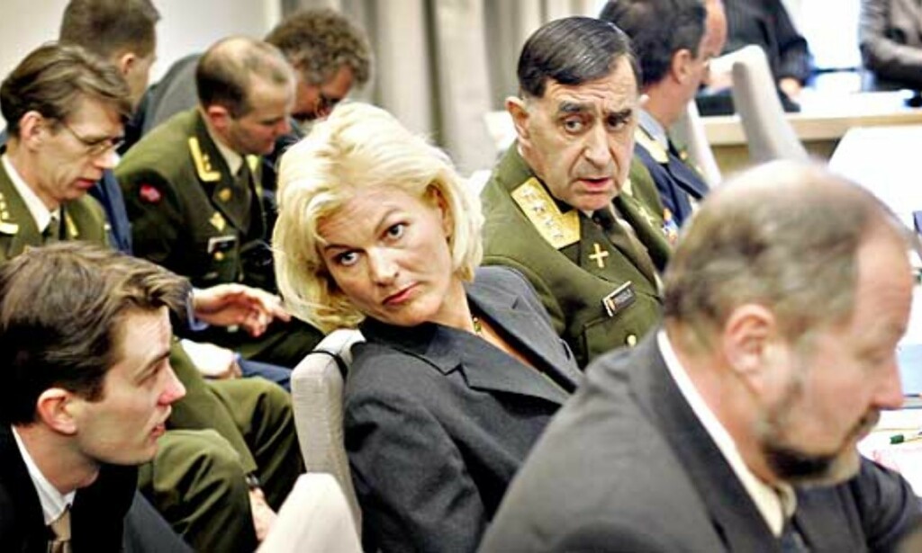 HARDKJØRET UTEBLE: Kristin Krohn Devold slapp et hardkjør i går. Forsvarssjef Sigurd Frisvold nummer to fra høyre. Foto: Kristin Svorte HARDKJØRET UTEBLE: Kristin Krohn Devold slapp et hardkjør i går. Forsvarssjef Sigurd Frisvold nummer to fra høyre. Foto: Kristin Svorte
